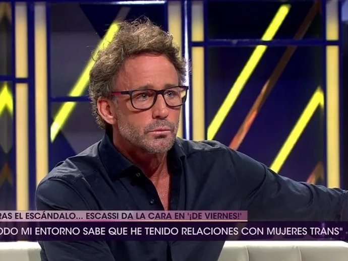 Álvaro Muñoz Escassi confiesa que tenía ‘una relación abierta’ con María José Suárez y aclara su vínculo con Hiba Abouk